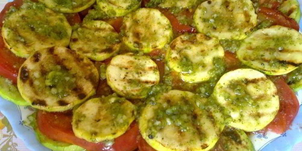 Как приготовить кабачки и помидоры — гриль с соусом песто