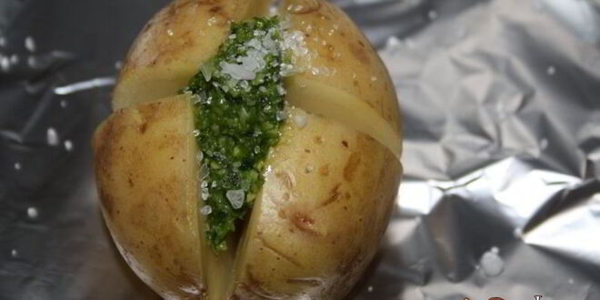 Рецепт печеного картофеля с соусом песто