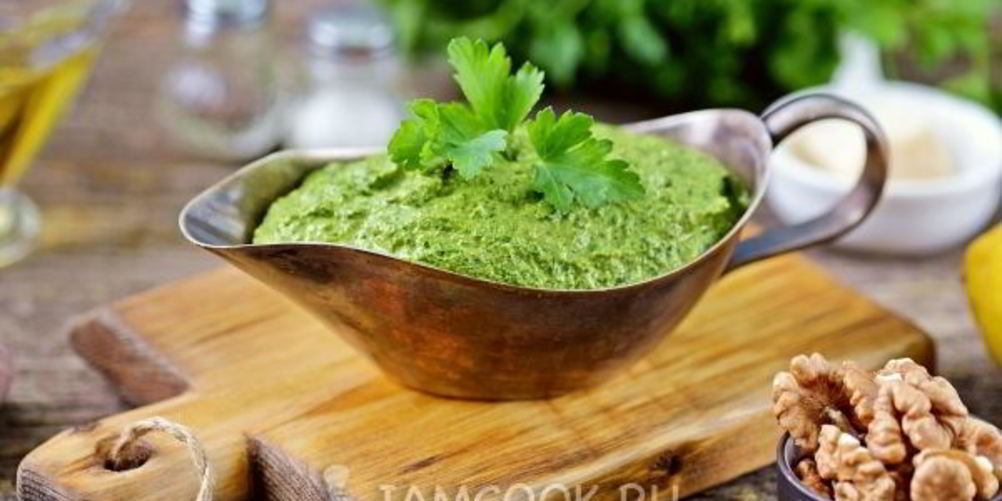 Как приготовить соус песто из первой зелени