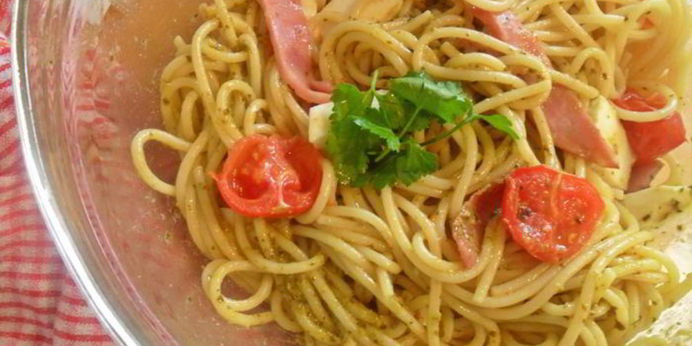 Как приготовить спагетти с ветчиной, моцареллой под соусом песто
