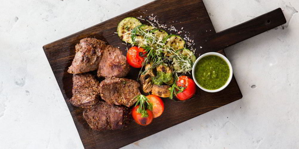 Как приготовить стейк на гриле с соусом песто