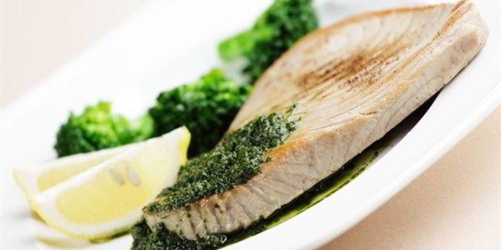 Как приготовить тунца с соусом песто из кинзы и грецких орехов