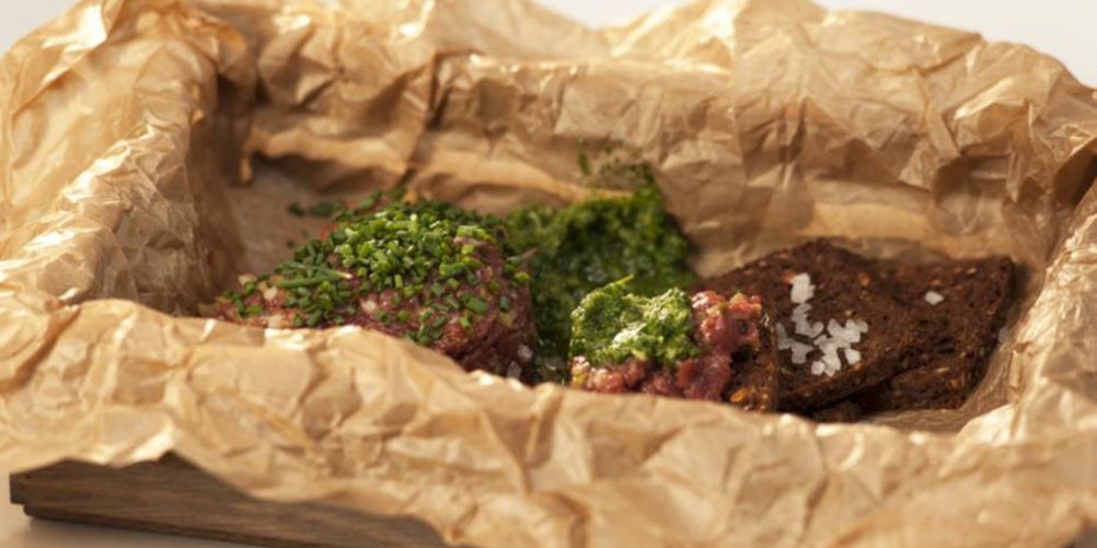 Как приготовить тартар из говядины с зеленой пастой