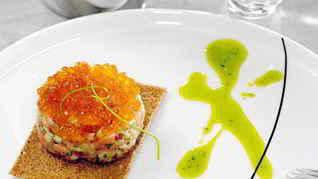 Рецепт Тартара из лосося с огурцами и икрой