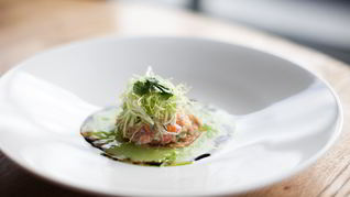 Рецепт Тартара из лосося с желе из огурцов в азиатском стиле