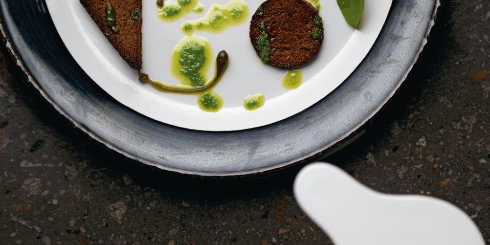 Как приготовить тартар из страуса со сливочным хреном, щавелем, каперсами и ржаными сухарями