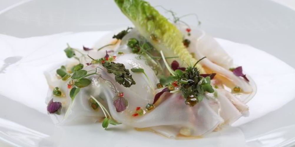 Как приготовить тартар из тунца с авокадо под рисовой бумагой и соусом юдзу