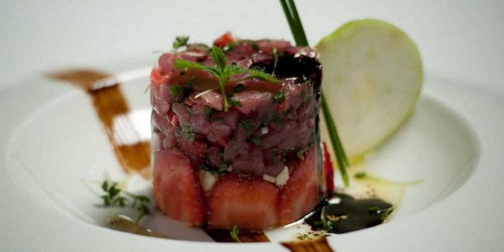 Как приготовить тартар из тунца со свежей клубникой