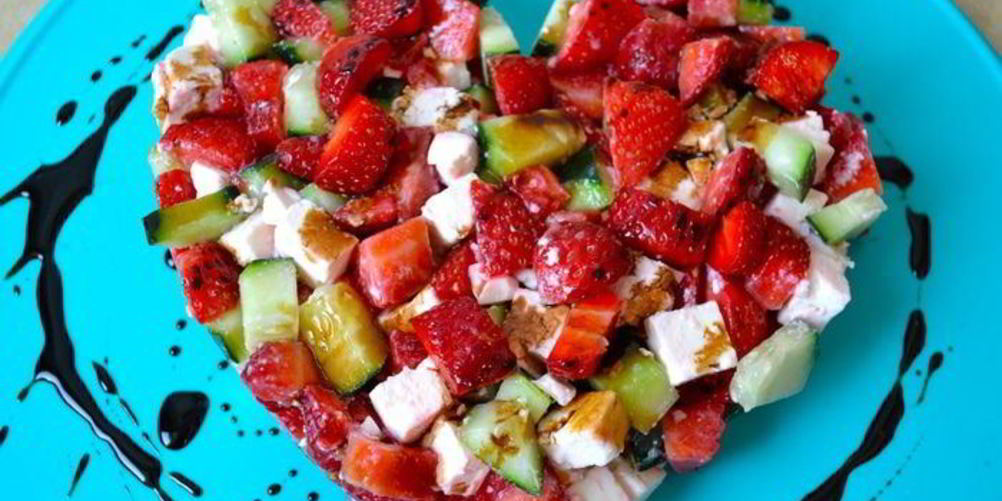 Как приготовить тартар с клубникой, огурцом и брынзой