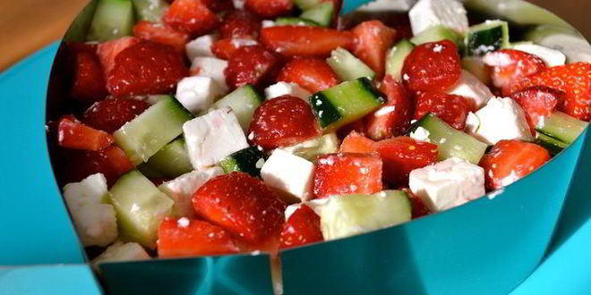 Рецепт тартара с клубникой, огурцом и брынзой