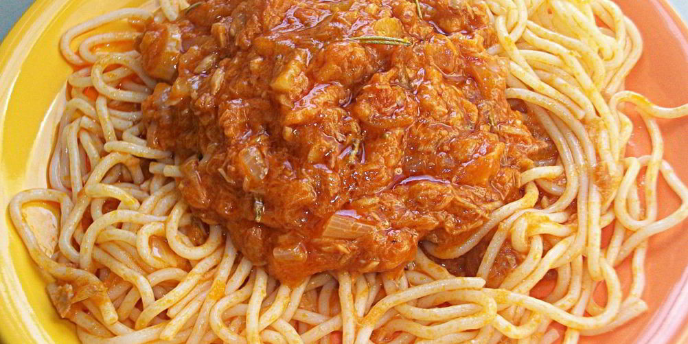 Как приготовить томатный соус с тунцом для спагетти