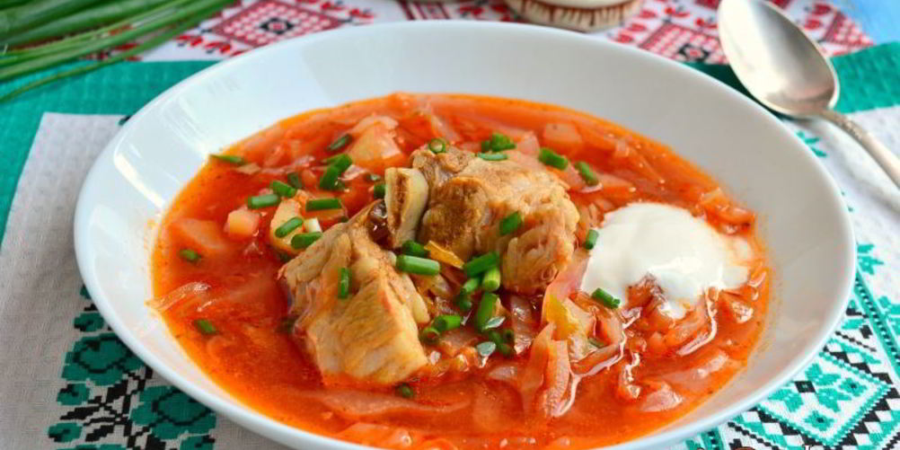 Как приготовить борщ со свиными ребрышками и молодыми овощами