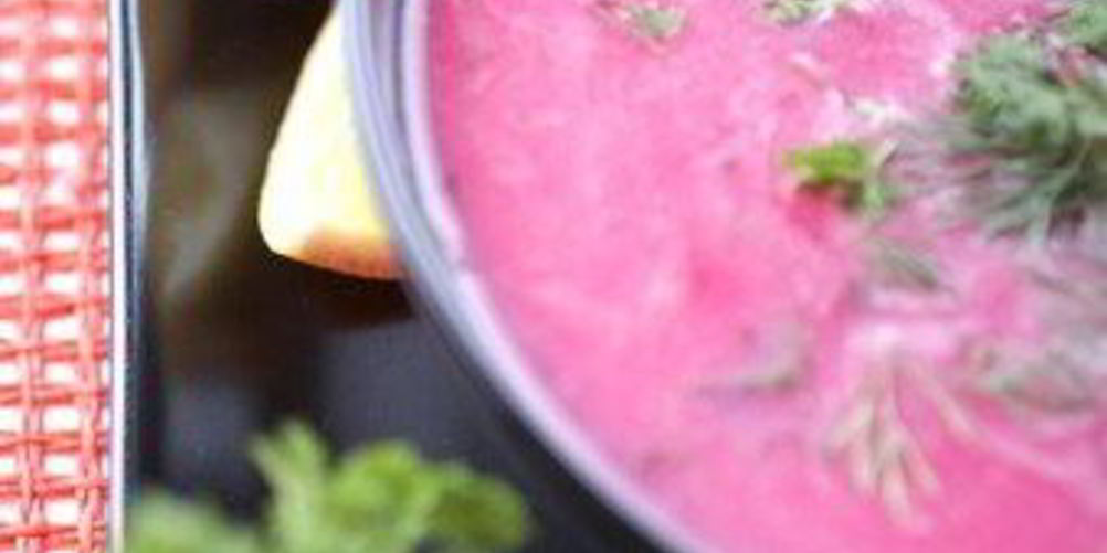 Как приготовить свекольно-яблочный борщ со сметаной и фетой