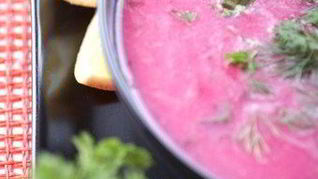 Рецепт Свекольно-яблочного борщ со сметаной и фетой