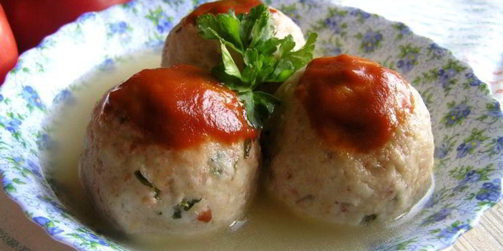 Как приготовить канедерли из хлеба и колбас в бульоне