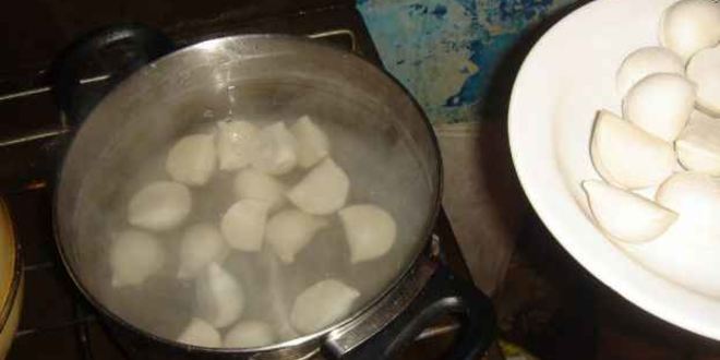 Рецепт пельменей в горшочках с печенью и бульоном