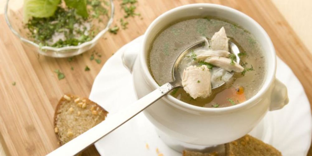 Как приготовить прозрачный куриный бульон с чесночными гренками