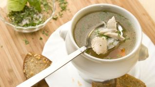 Рецепт Прозрачного куриного бульона с чесночными гренками