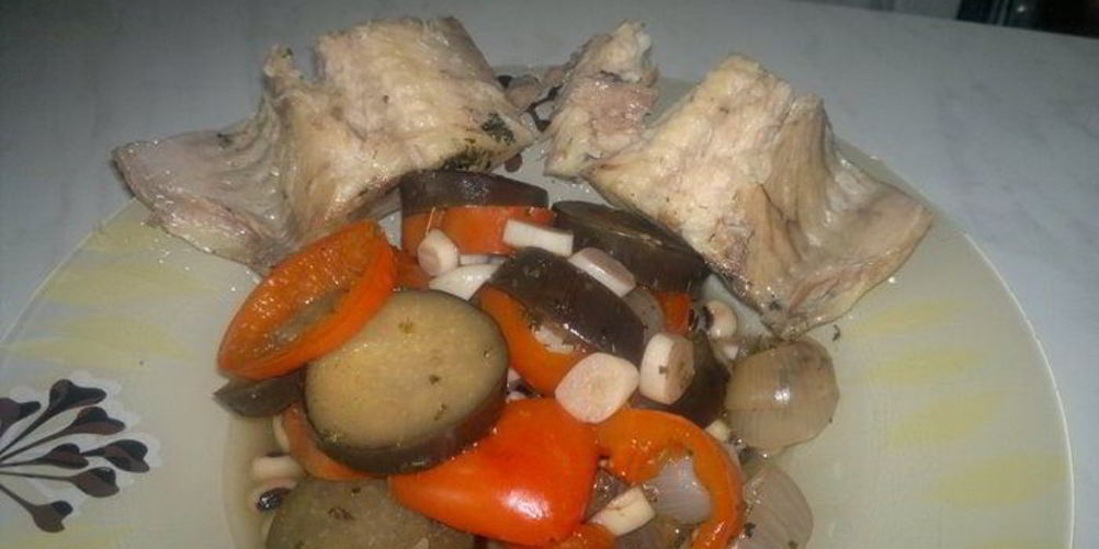 Как приготовить сома в мятном бульоне и фасоль с овощами