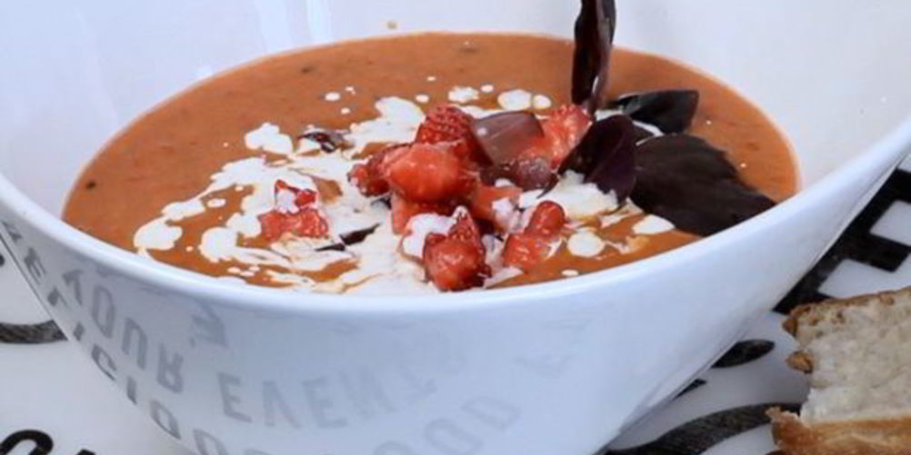 Как приготовить гаспачо с клубникой и виноградом