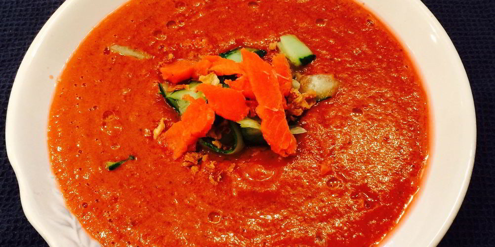 Как приготовить гаспачо с вишней, лососем и копченой паприкой