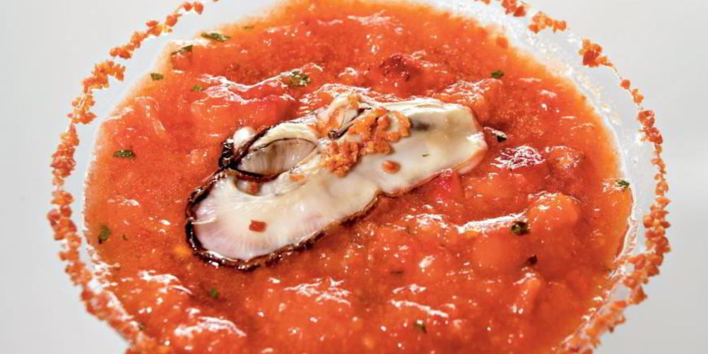 Как приготовить клубничного гаспачо с устрицей и пылью из хамона