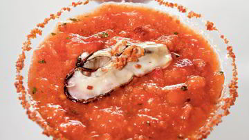 Рецепт Клубничного гаспачо с устрицей и пылью из хамона