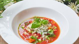 Рецепт Томатного супа Гаспачо с печеным болгарским перцем, авокадо, мясом камчатского краба и тартаром из клубники
