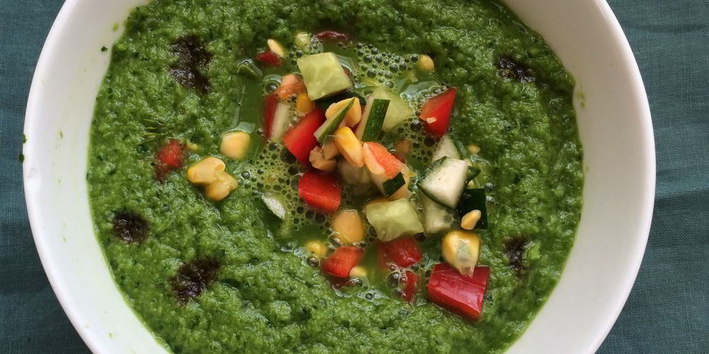 Как приготовить зеленого гаспачо со щавелем и огуречно-кукурузной заправкой