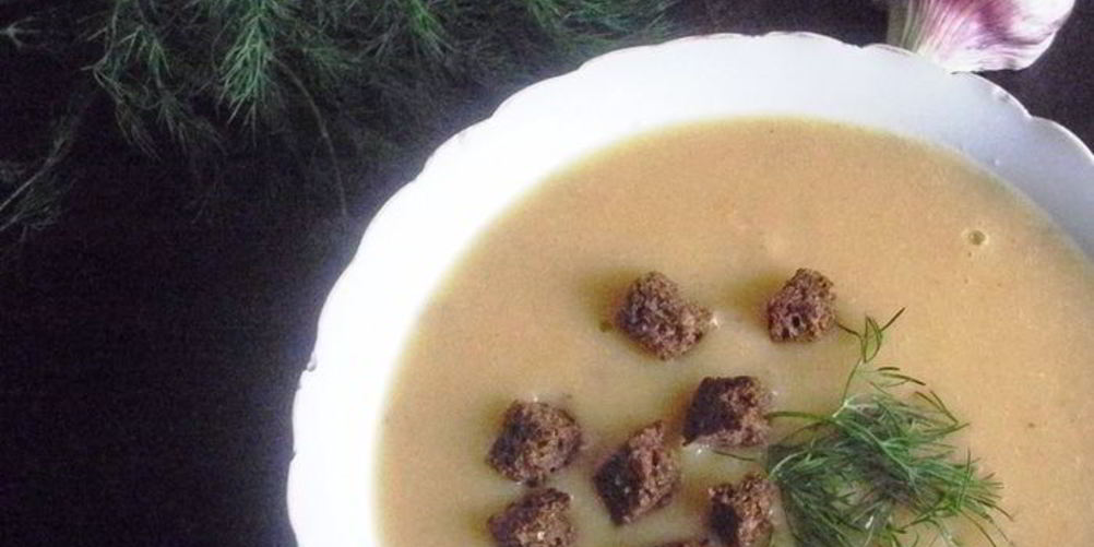 Как приготовить легкий гороховый суп с чесночными гренками