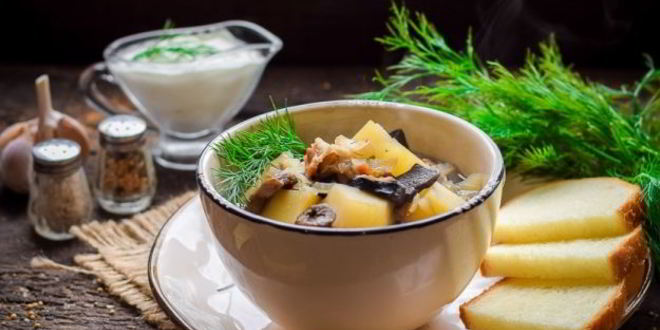 Рецепт картофельного супа с беконом и сушеными грибами