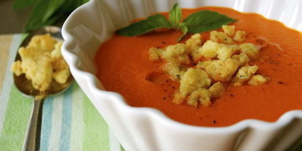 Как приготовить холодный красный суп с ароматной крошкой