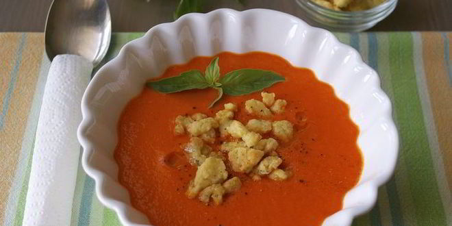 Рецепт холодного красного супа с ароматной крошкой