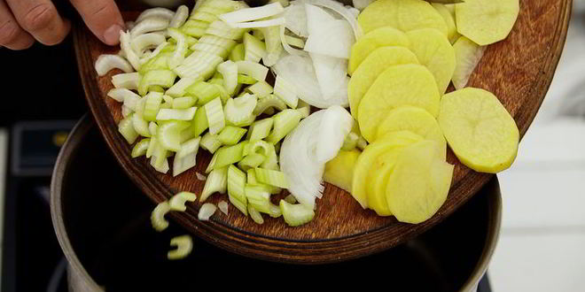 Рецепт холодного крема-супа из свеклы с щавелем