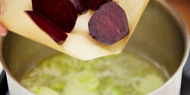 Рецепт холодного крема-супа из свеклы с щавелем