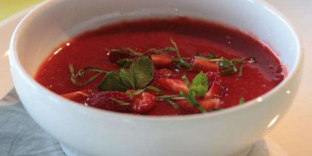 Как приготовить холодный сладкий суп с клубникой и ревенем