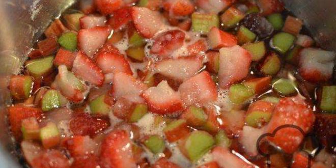 Рецепт холодного сладкого супа с клубникой и ревенем