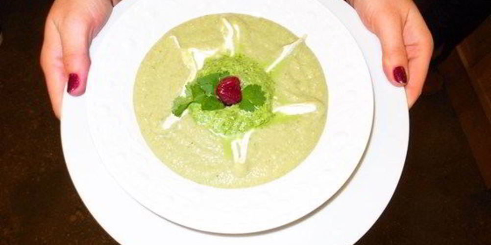 Как приготовить холодный суп из авокадо с приправой из кинзы