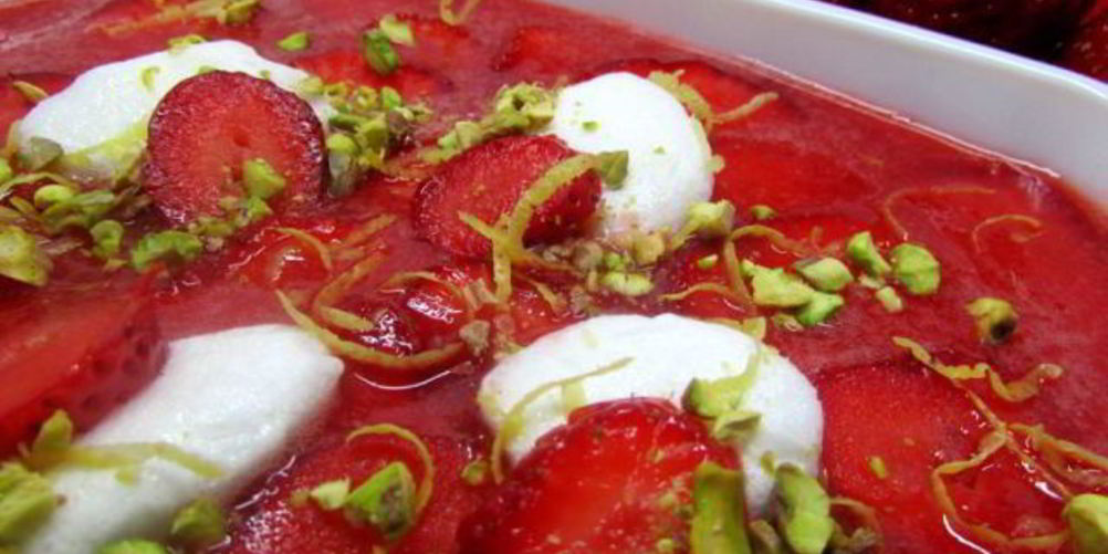 Как приготовить клубнично-лимонный холодный суп с нежными клецками