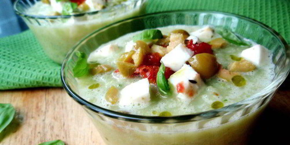 Как приготовить огуречно-кабачковый холодный суп с моцареллой