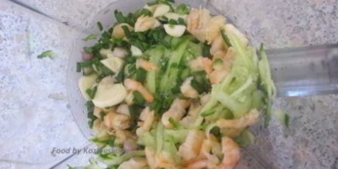 Рецепт пряного холодного супа из огурца с креветками