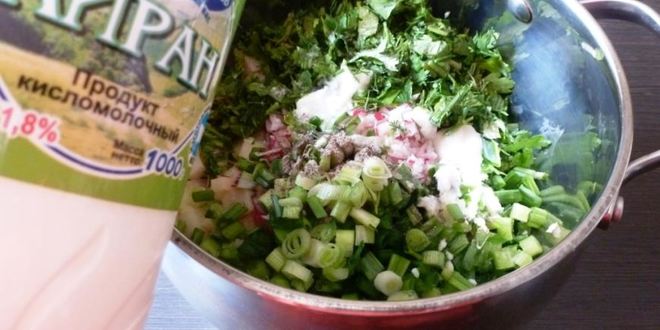 Рецепт окрошки на айране с охотничьими колбасками