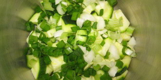 Рецепт окрошки на кефире с овощами, перепелиными яйцами и мясом