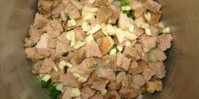 Рецепт окрошки на кефире с овощами, перепелиными яйцами и мясом