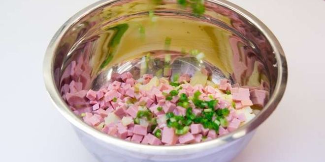 Рецепт окрошки на сыворотке с колбасой