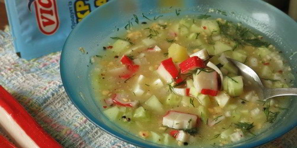 Как приготовить окрошку с крабовыми палочками