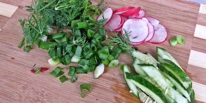 Рецепт окрошки с салями на йогурте