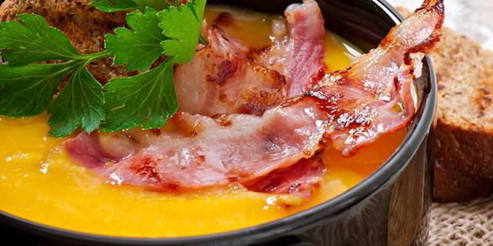 Как приготовить овощной крем-суп жареным беконом