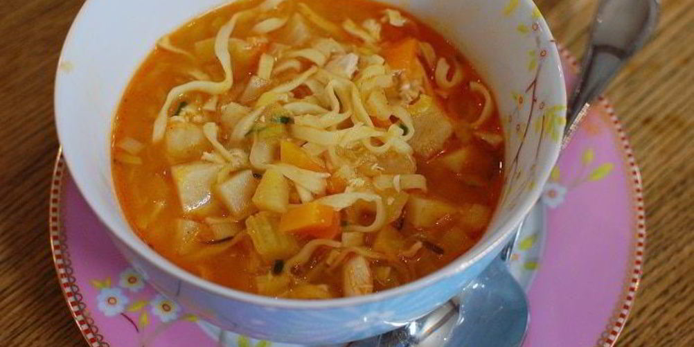 Как приготовить овощной суп с курицей и яичной лапшой