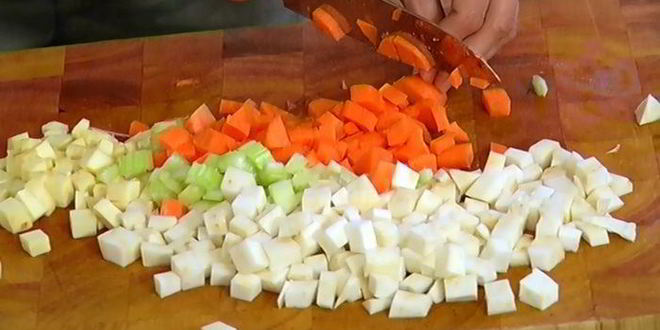 Рецепт овощного супа с курицей и яичной лапшой